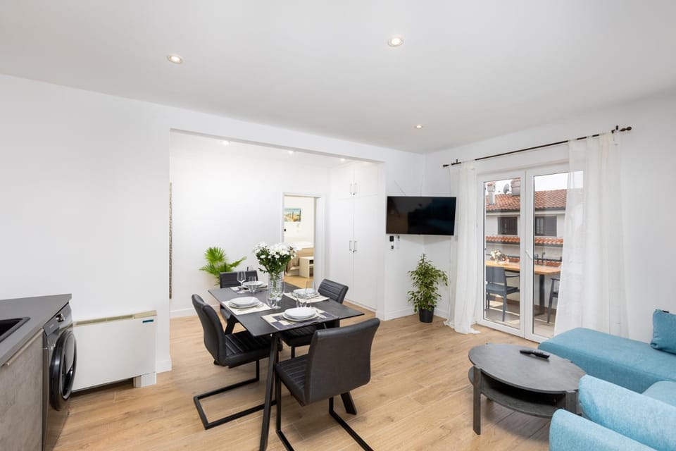 TV and multimedia, Living room, Dining area