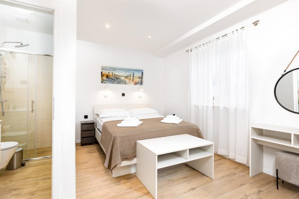 Shower, Toilet, Bed, Bathroom, Photo of the whole room, Bedroom, towels