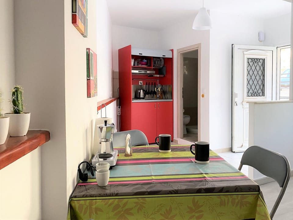 Kitchen or kitchenette, Photo of the whole room, Dining area
