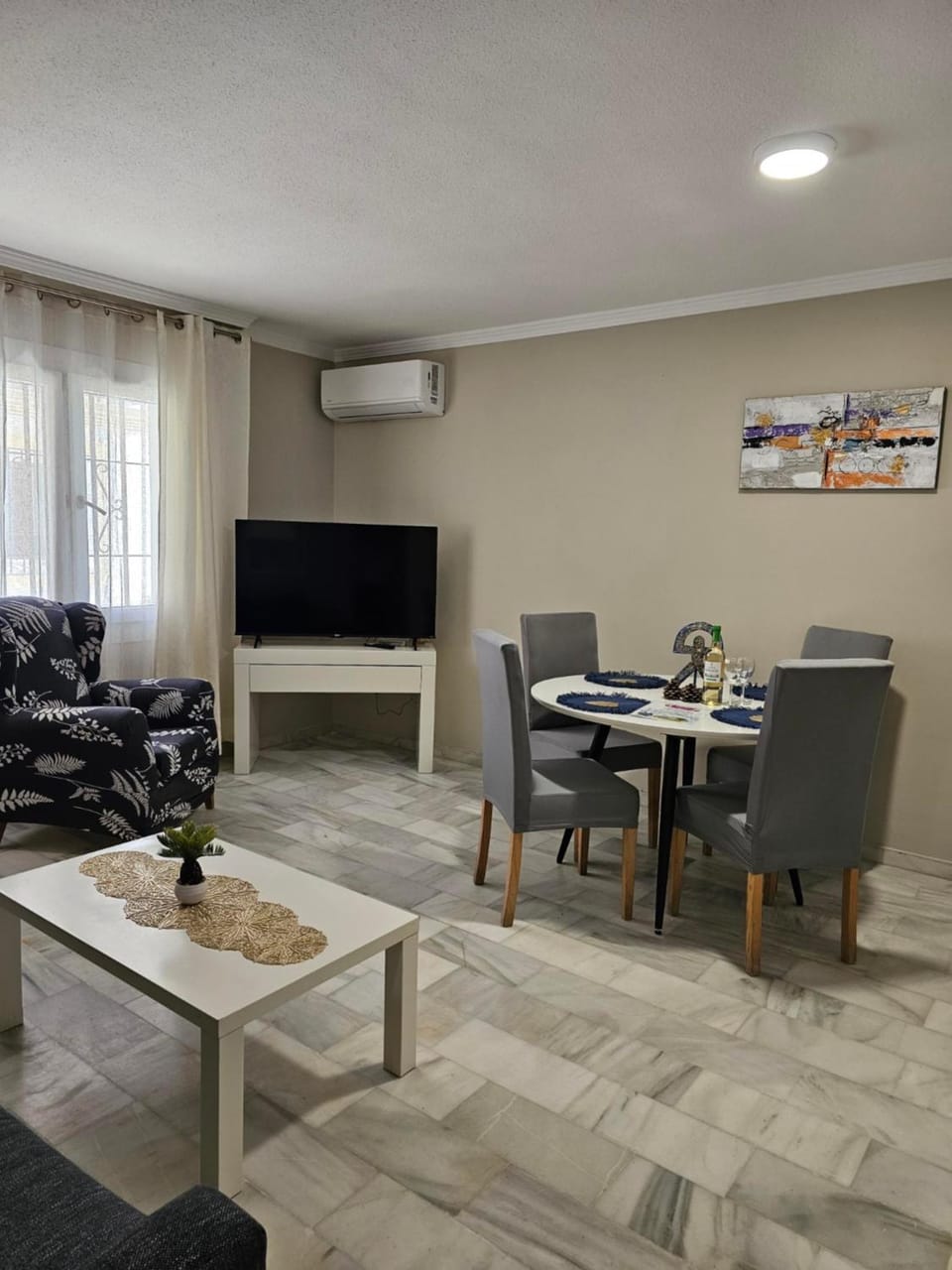 Communal lounge/ TV room, TV and multimedia, Living room, Seating area, Dining area, Evening entertainment, air conditioner