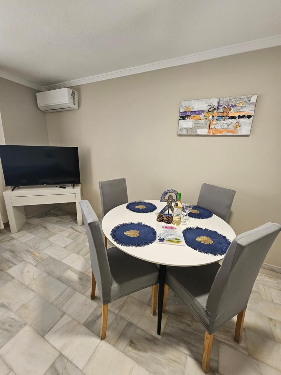 Communal lounge/ TV room, TV and multimedia, Living room, Evening entertainment, air conditioner