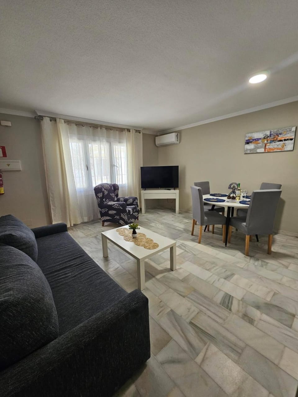 Communal lounge/ TV room, TV and multimedia, Living room, Seating area, Dining area, Evening entertainment, air conditioner