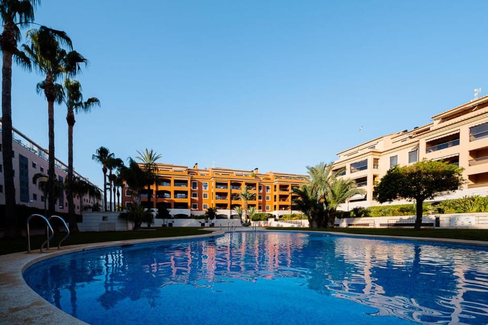 Property building, Day, Pool view, Swimming pool, Swimming pool