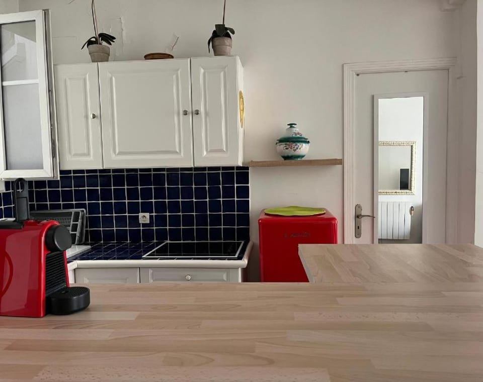 Kitchen or kitchenette, Dining area, stove