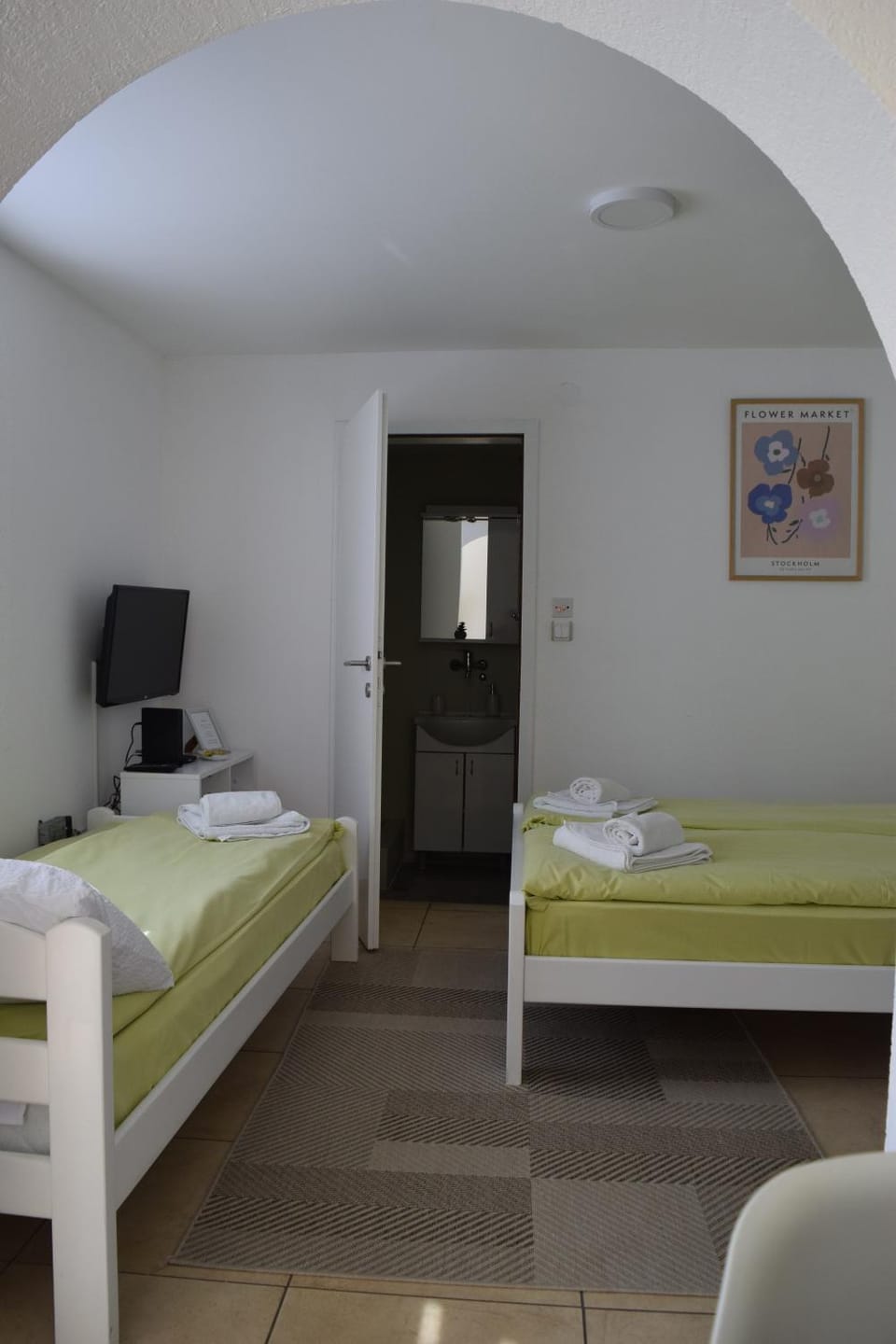 Bed, TV and multimedia, Photo of the whole room, towels