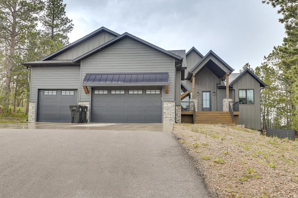 Hot Tub & Sauna: Luxe Retreat for Sturgis Rally House in North Lawrence