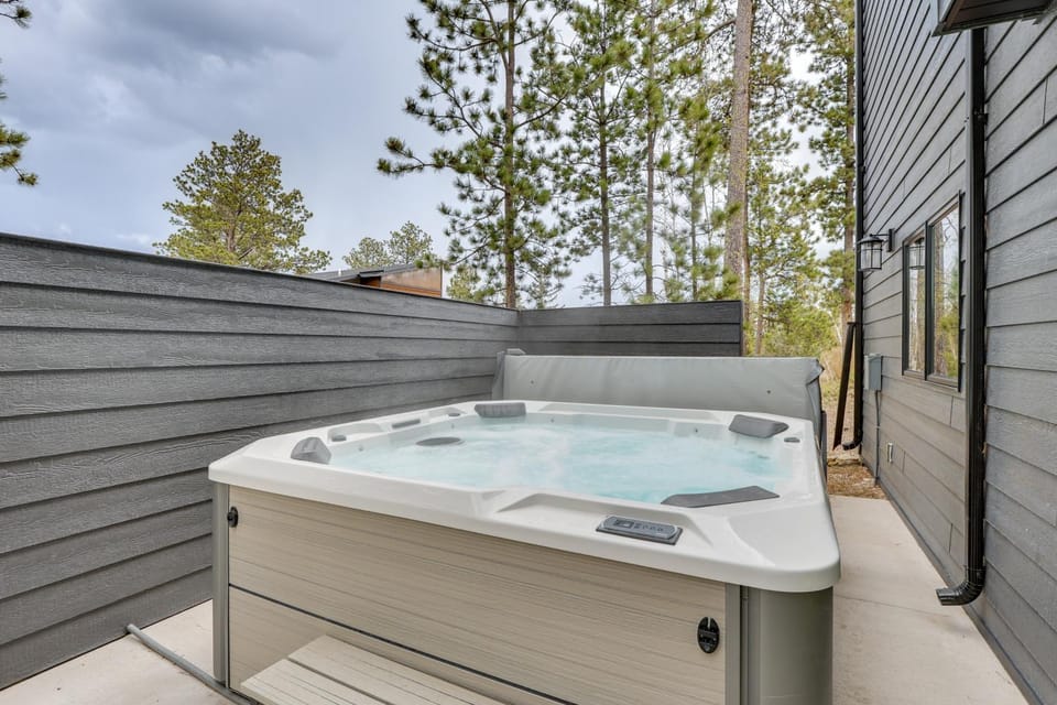 Hot Tub & Sauna: Luxe Retreat for Sturgis Rally House in North Lawrence