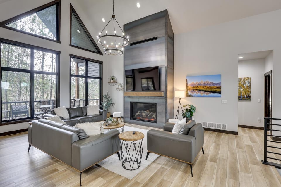 Hot Tub & Sauna: Luxe Retreat for Sturgis Rally House in North Lawrence