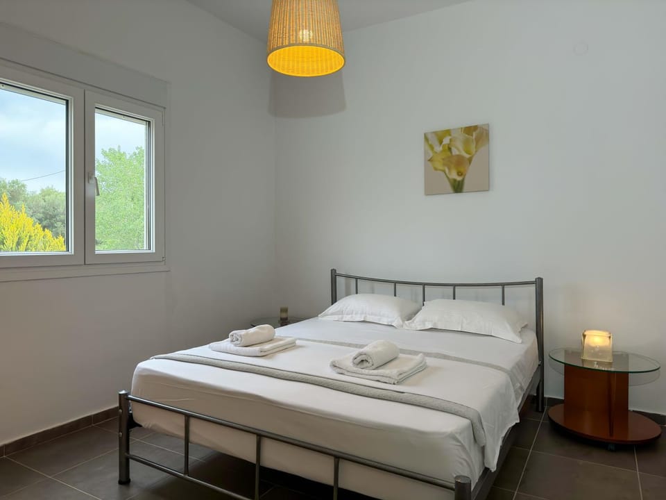 Bed, Photo of the whole room, Bedroom, towels