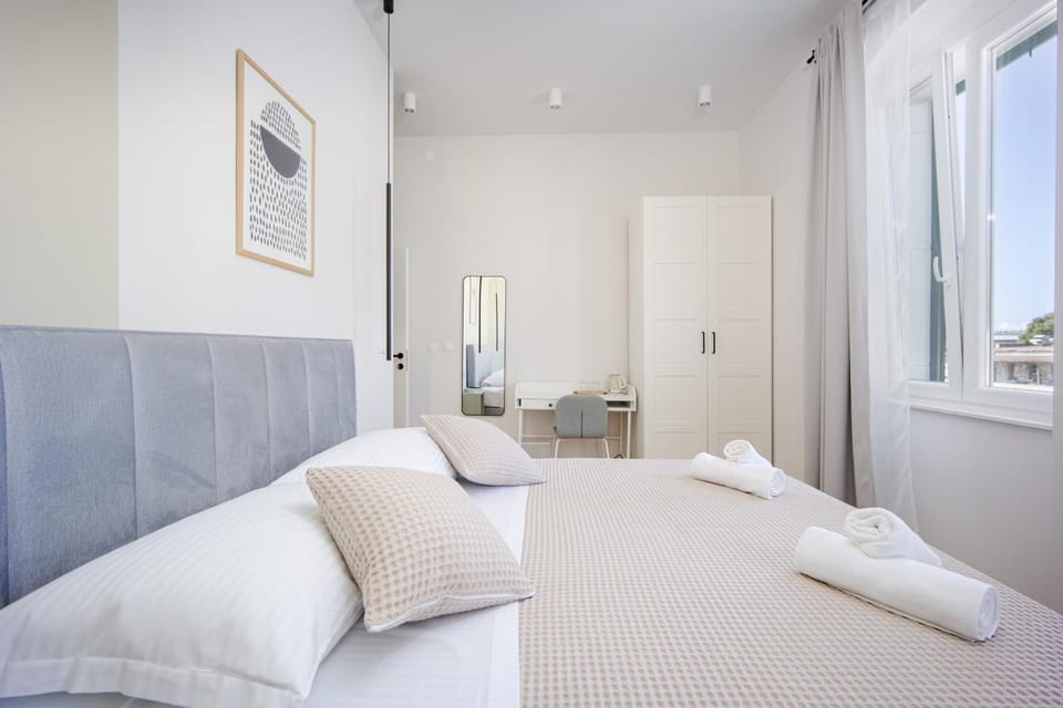 Bed, Photo of the whole room, Bedroom, towels