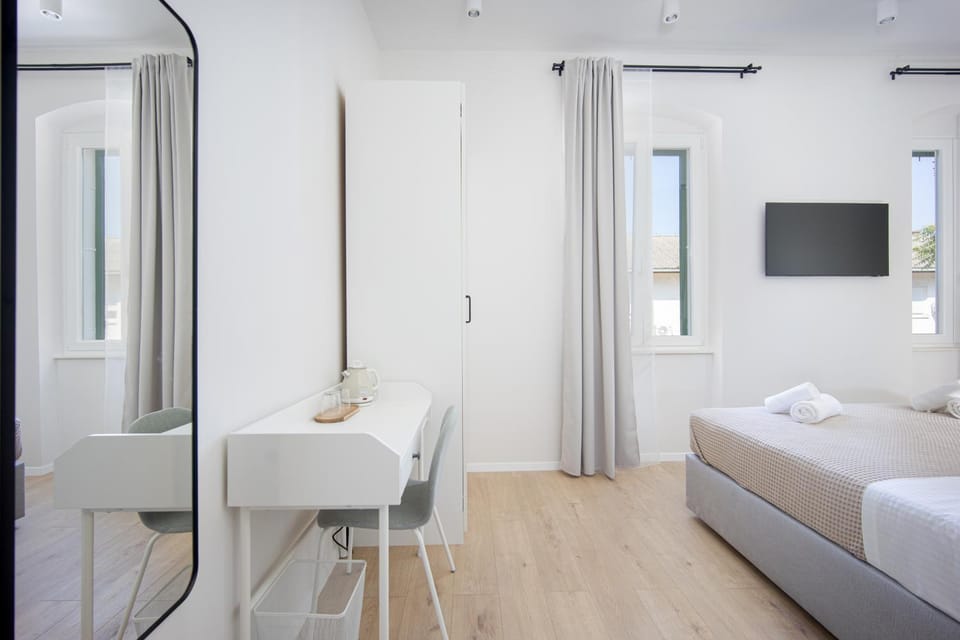 Bed, TV and multimedia, Photo of the whole room, Bedroom, hair dresser, towels, wardrobe
