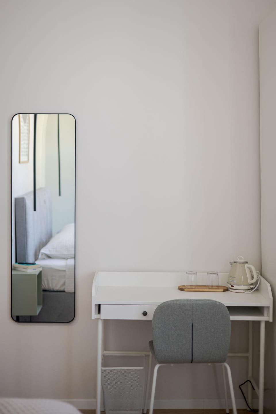Photo of the whole room, Bedroom, hair dresser