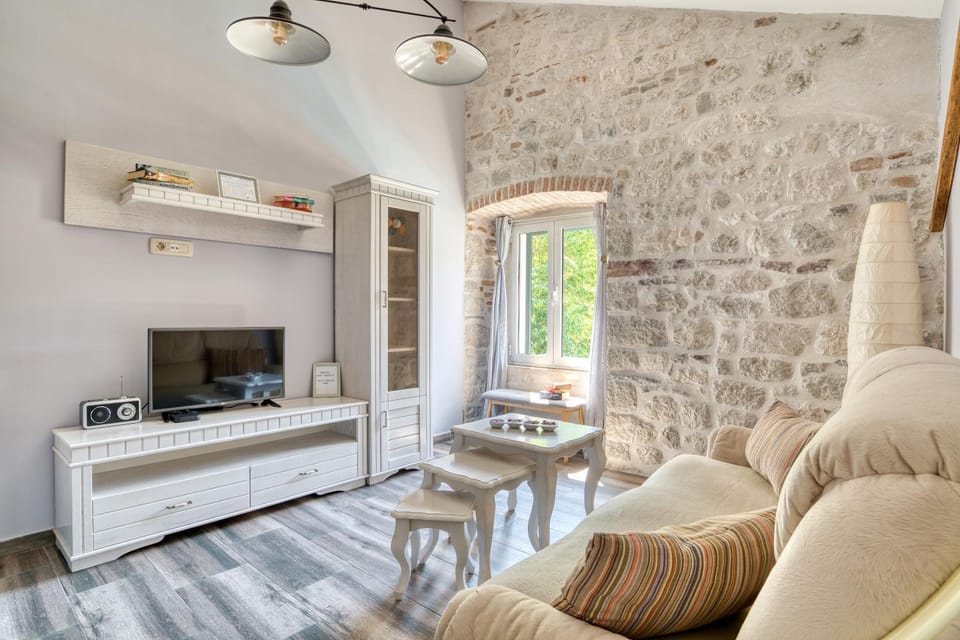 Old Town View - Sunny, Bright & Quiet Apartment in Kotor