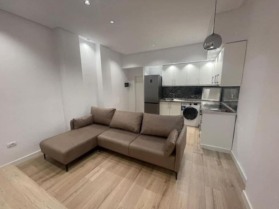 Alle's Komuna Parisit modern apartment Apartment in Tirana