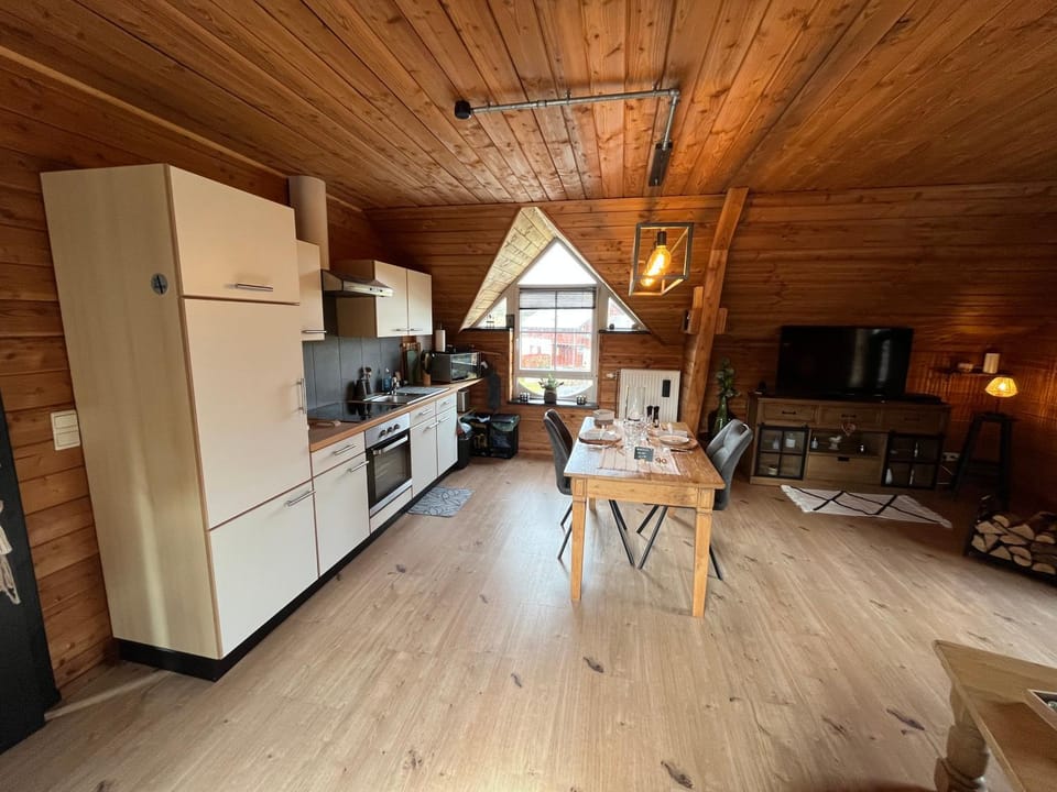 Kitchen or kitchenette, Dining area, minibar, oven, stove