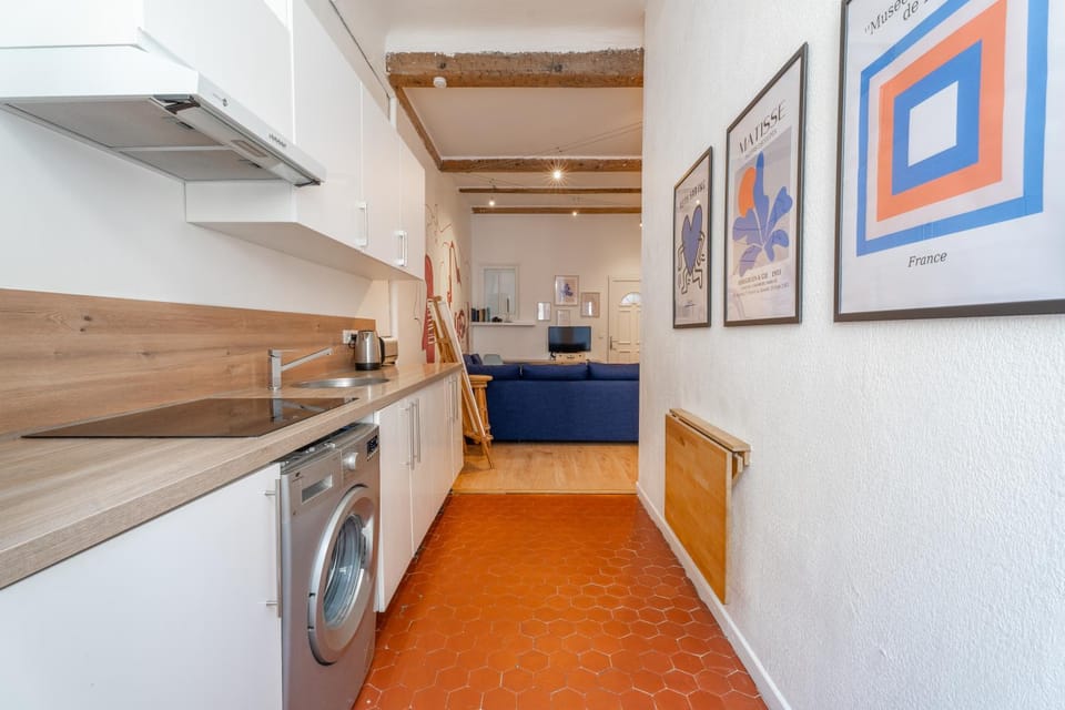 Kitchen or kitchenette, minibar, washing machine