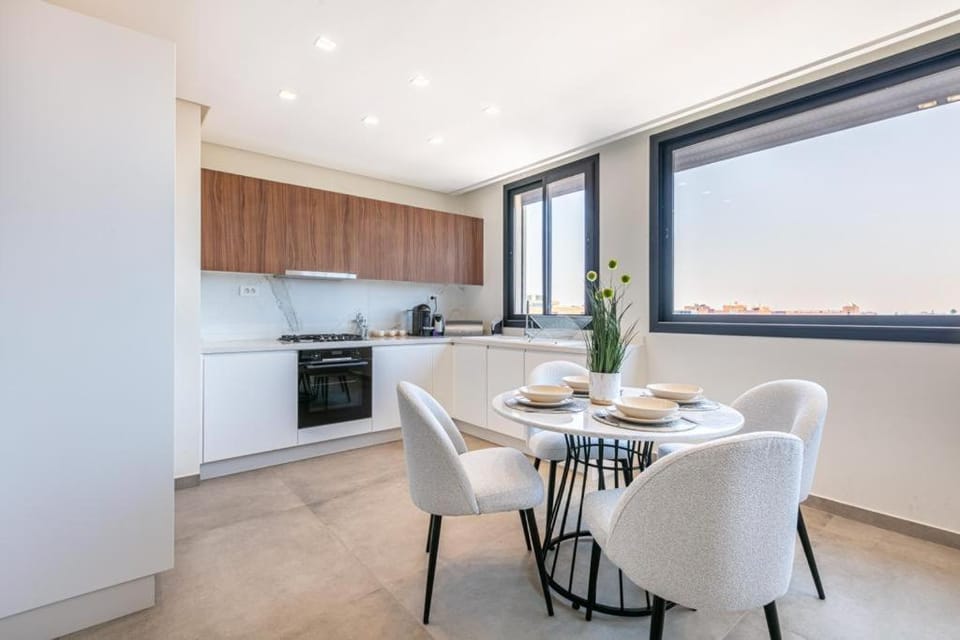 Kitchen or kitchenette, Dining area, dishwasher, minibar