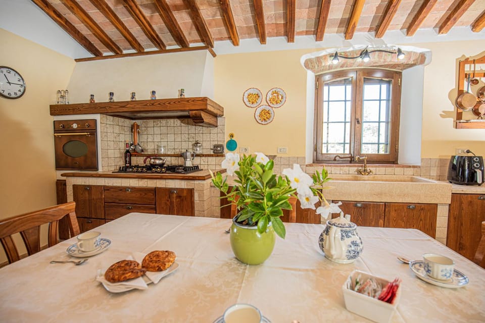 Coffee/tea facilities, Kitchen or kitchenette, Dining area