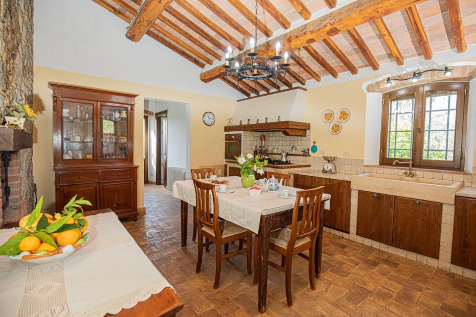 Kitchen or kitchenette, Dining area, stove