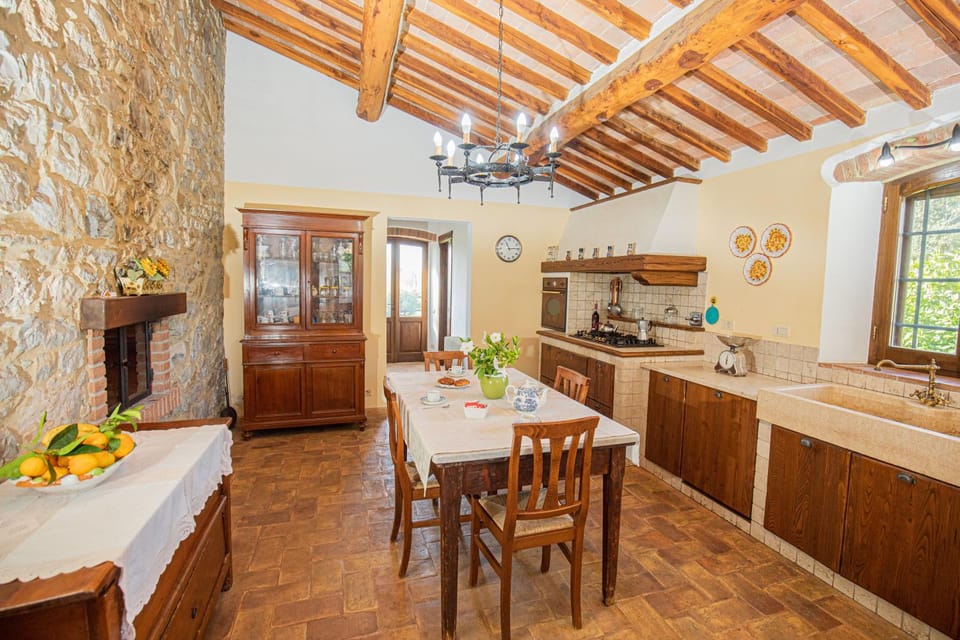 Kitchen or kitchenette, Dining area, stove
