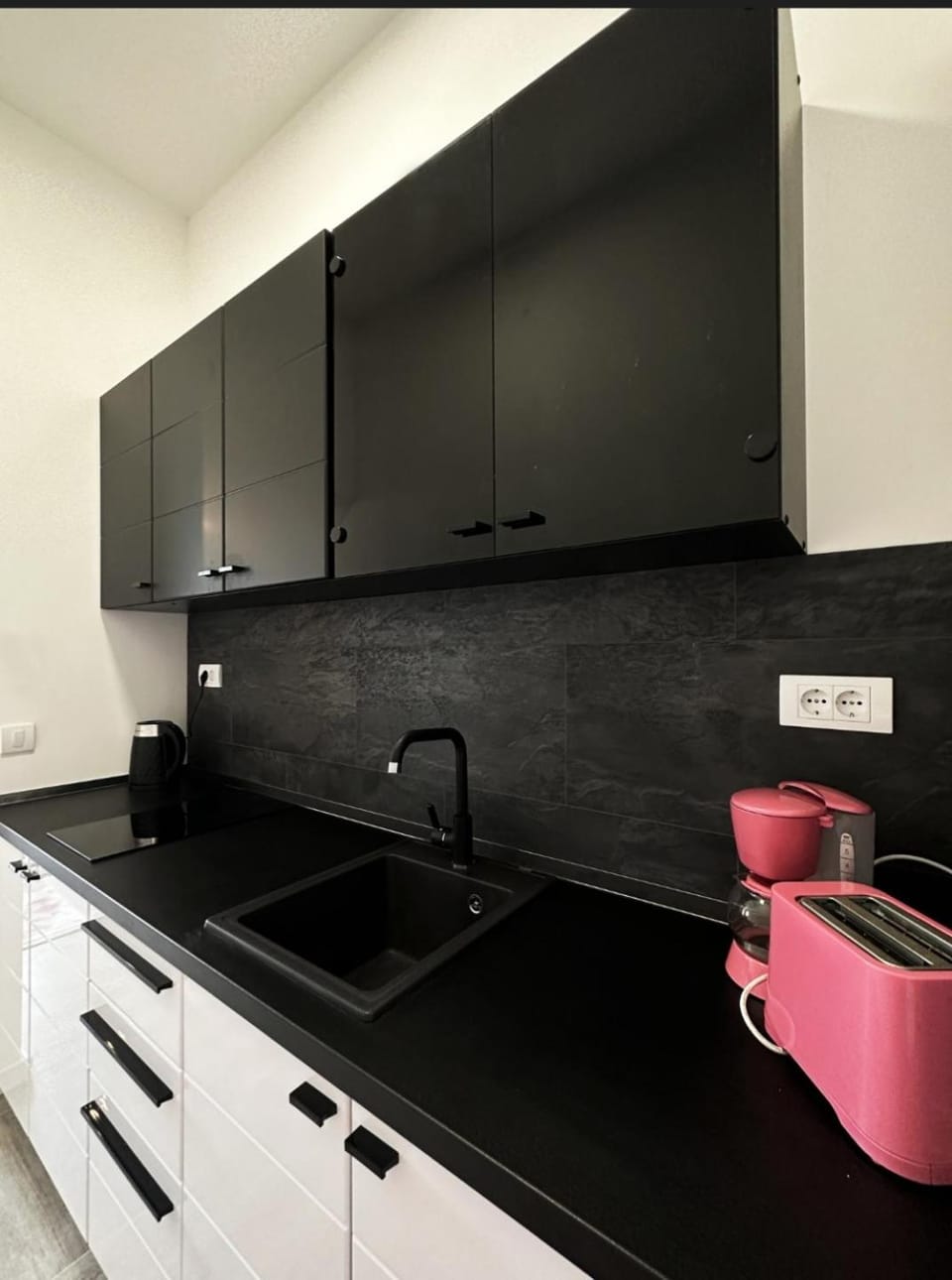 Kitchen or kitchenette, minibar, stove
