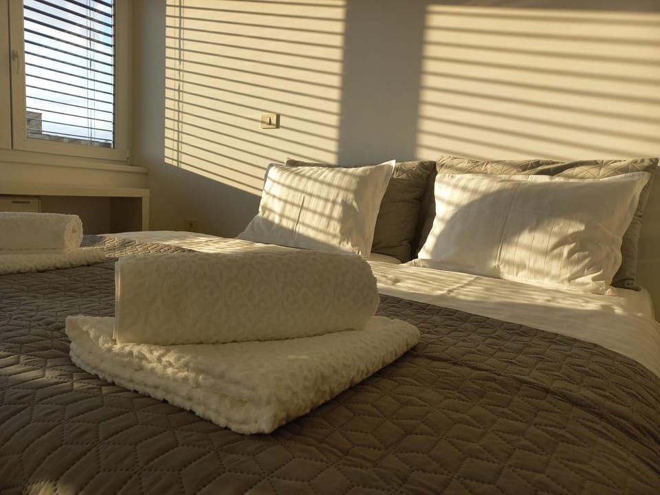 Bed, towels