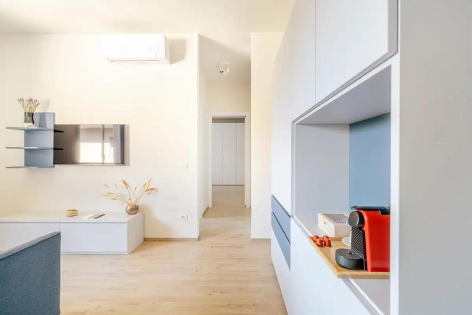 Kitchen or kitchenette, minibar, air conditioner