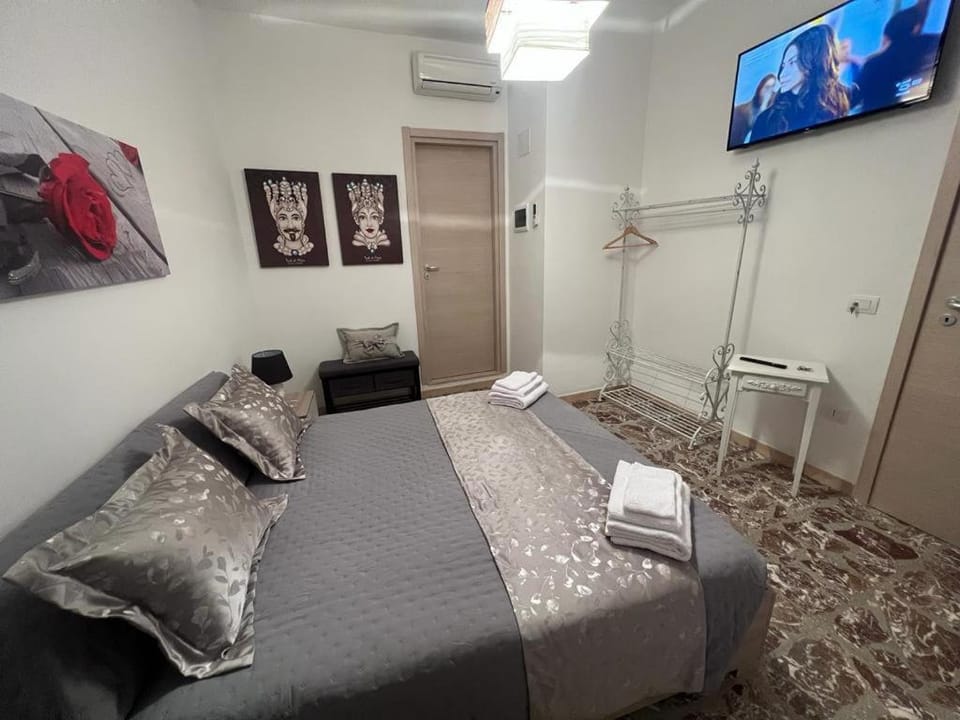 Bed, TV and multimedia, Photo of the whole room, Bedroom