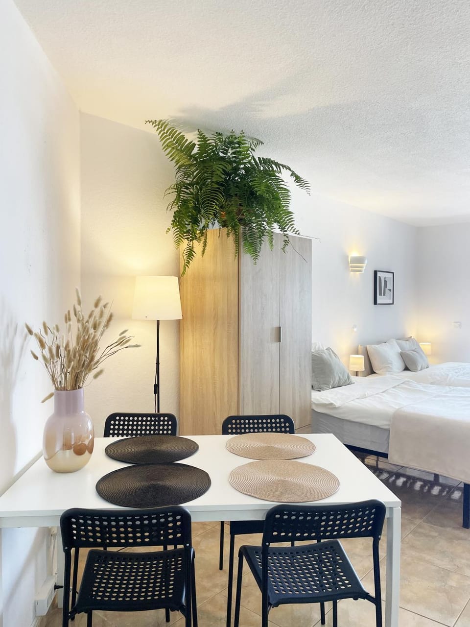 Bed, Seating area, Dining area, hair dresser