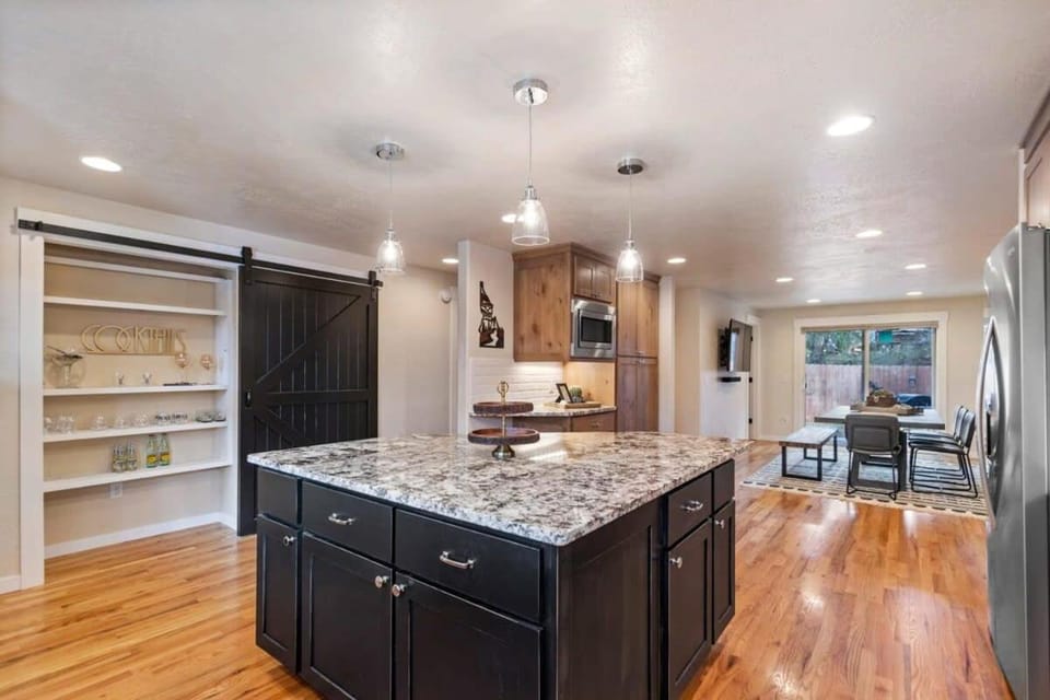 TV and multimedia, Kitchen or kitchenette, furniture, microwave