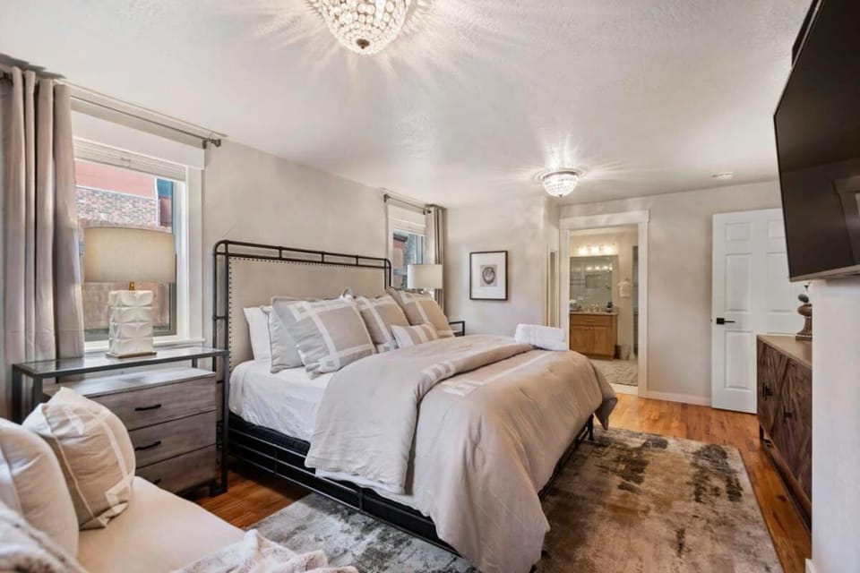Bed, Bathroom, TV and multimedia, Bedroom, furniture, wardrobe