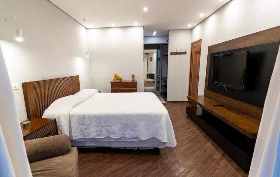 Photo of the whole room, Bedroom