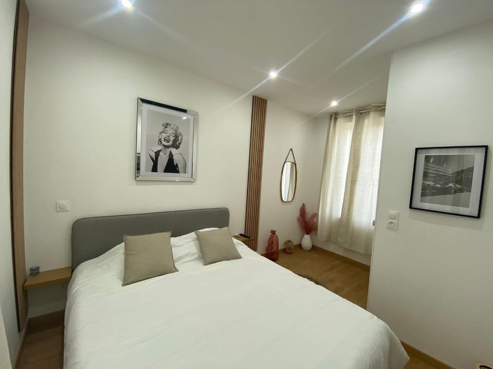 Bed, Photo of the whole room