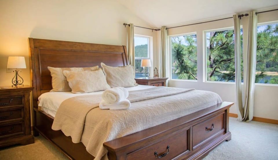 Bed, Day, View (from property/room), Bedroom, furniture, towels
