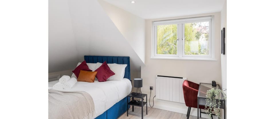 Bed, Photo of the whole room, Seating area, Bedroom