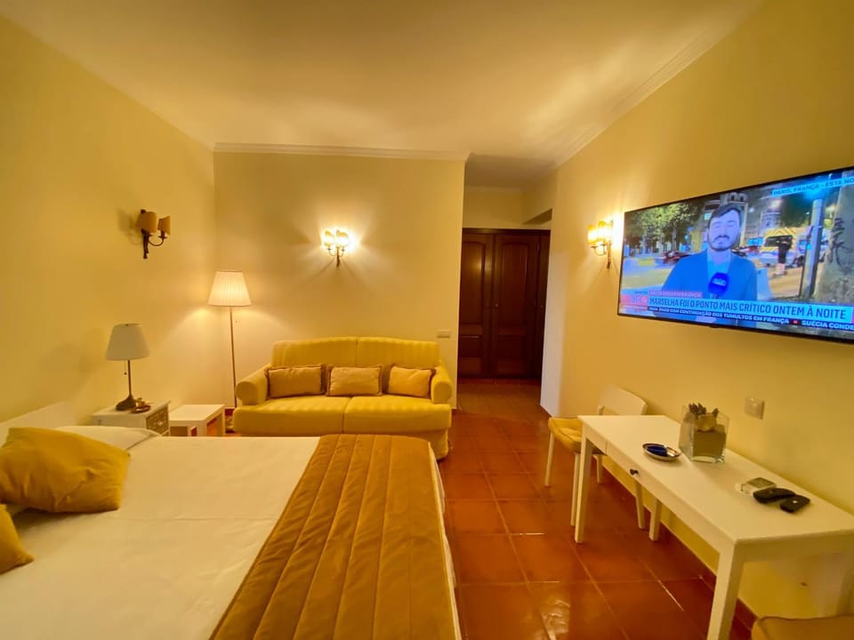 Bed, TV and multimedia, Seating area, Bedroom