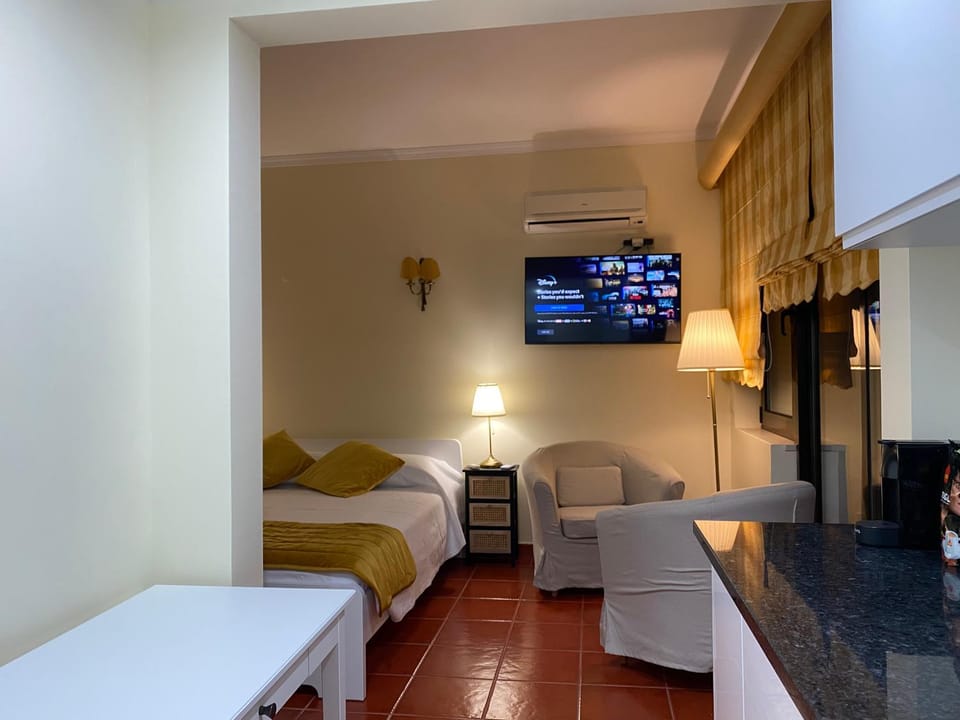 Communal lounge/ TV room, Bed, TV and multimedia, Bedroom