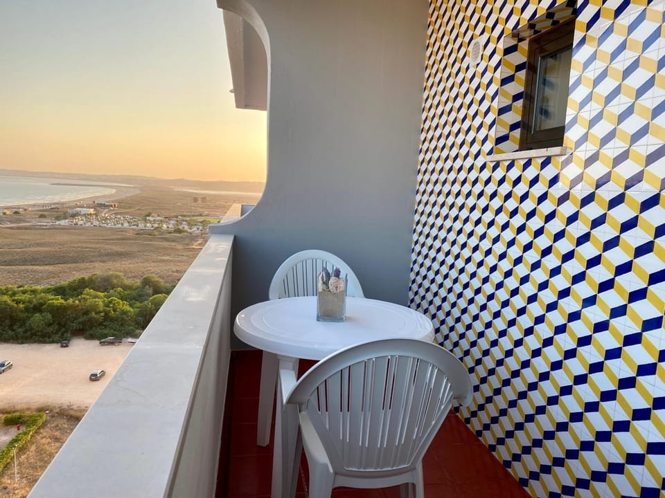 Natural landscape, View (from property/room), Balcony/Terrace, Seating area, Dining area, Sea view