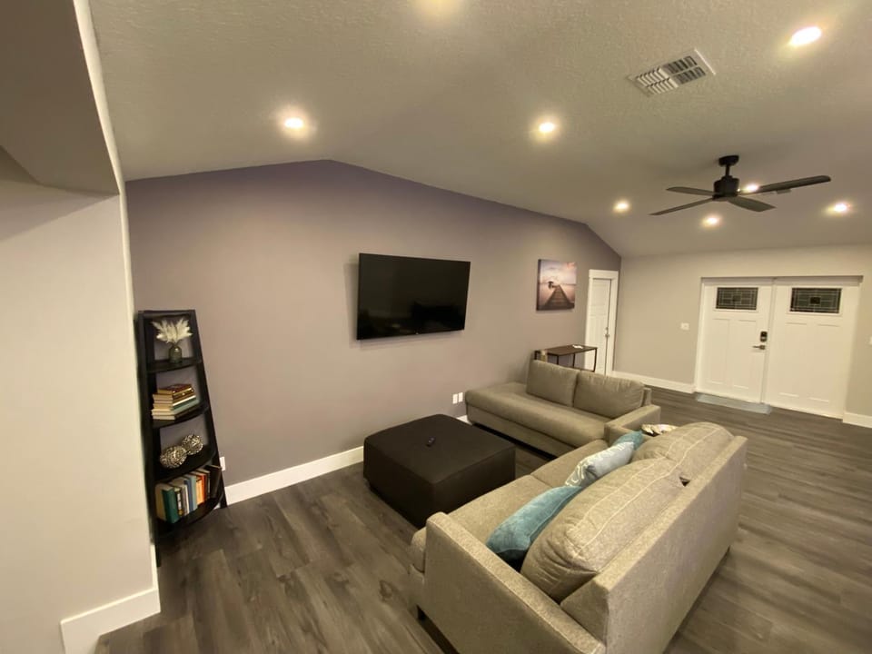 TV and multimedia, Living room, Seating area, fireplace