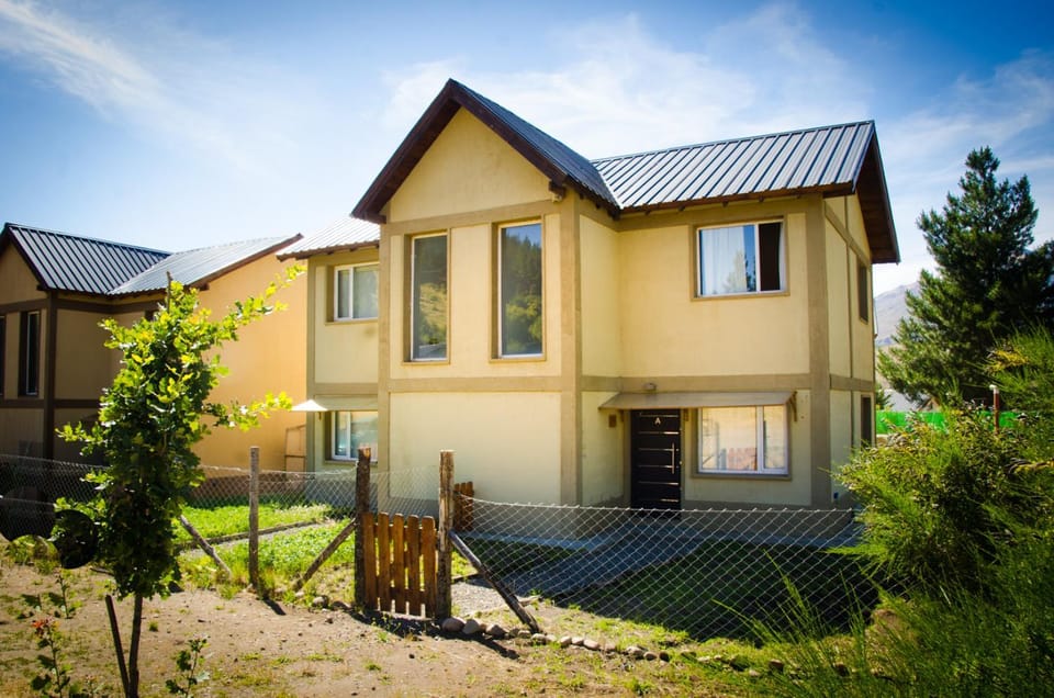 Property building, Facade/entrance, Spring, Summer, Garden view, Parking