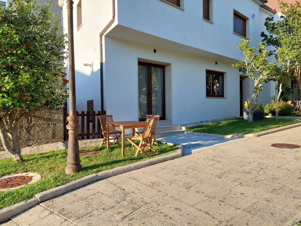 Property building, Spring, Day, Neighbourhood, Garden, Garden view, Street view