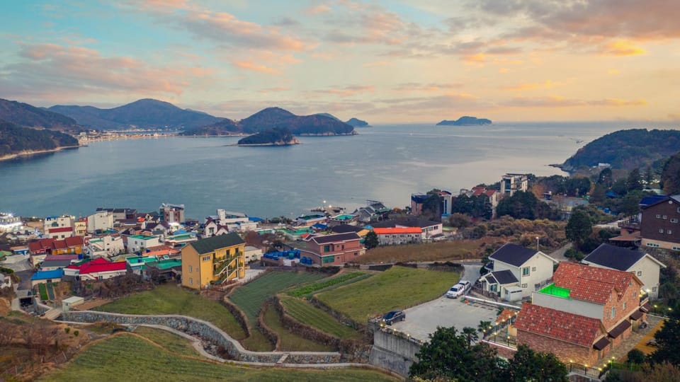 Property building, Nearby landmark, Day, Neighbourhood, Natural landscape, Bird's eye view, City view, Lake view, Mountain view, River view, Sea view, Street view, Location
