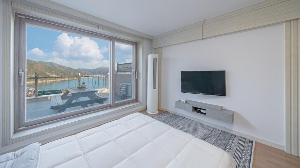Communal lounge/ TV room, Bed, Natural landscape, TV and multimedia, Photo of the whole room, Evening entertainment, Bedroom, Lake view, Mountain view, River view