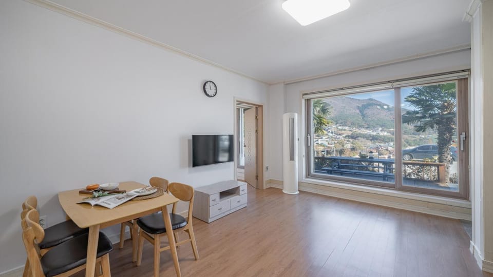 Communal lounge/ TV room, Bed, TV and multimedia, View (from property/room), Living room, Photo of the whole room, Seating area, Dining area, Evening entertainment, Bedroom