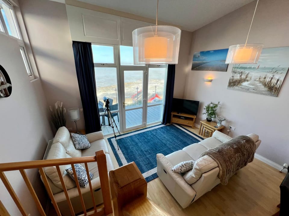 Sea Breeze Stay - 3-Bed Coastal Gem with Private Balcony - Westward Ho! House in Westward Ho