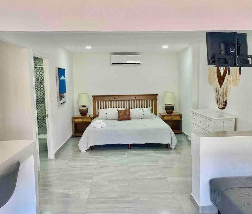 Bed, TV and multimedia, Photo of the whole room, Bedroom, air conditioner