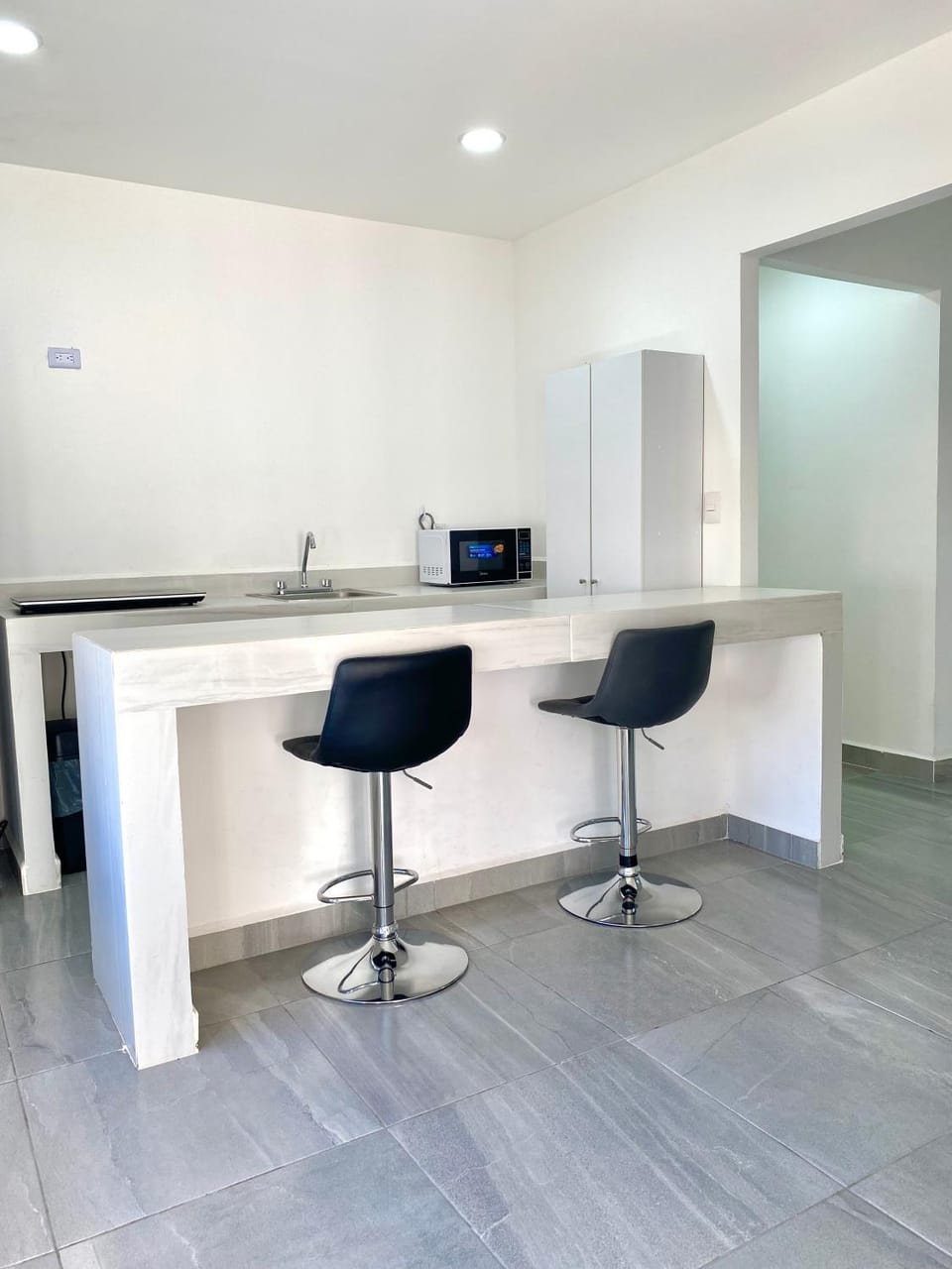 Kitchen or kitchenette, minibar