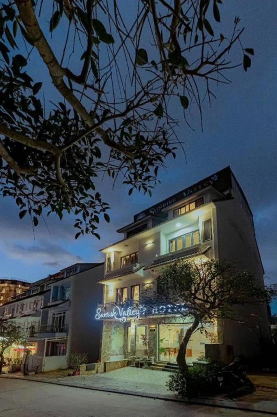 Property building, Night, Neighbourhood, Street view, Location, Parking