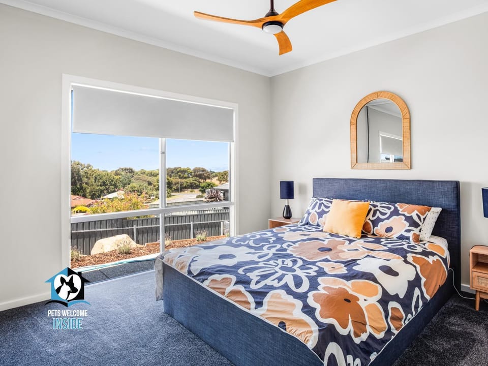 Bed, Photo of the whole room, Bedroom, Garden view, Sea view, fireplace, wardrobe