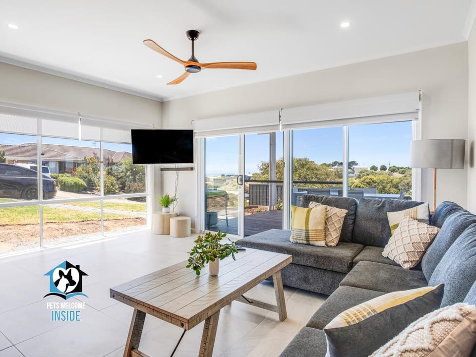Communal lounge/ TV room, TV and multimedia, Living room, Decorative detail, Seating area, Sea view, Street view, Entertainment, Family, Family, fireplace